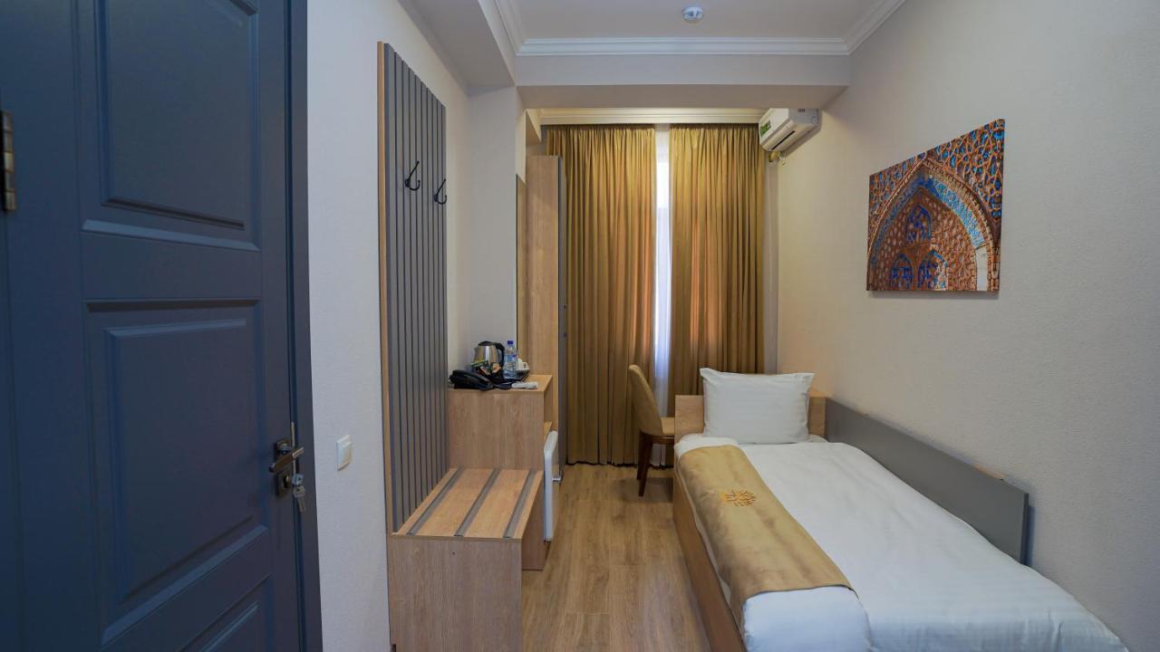 Almalyk Plaza Hotel Olmaliq Exterior photo